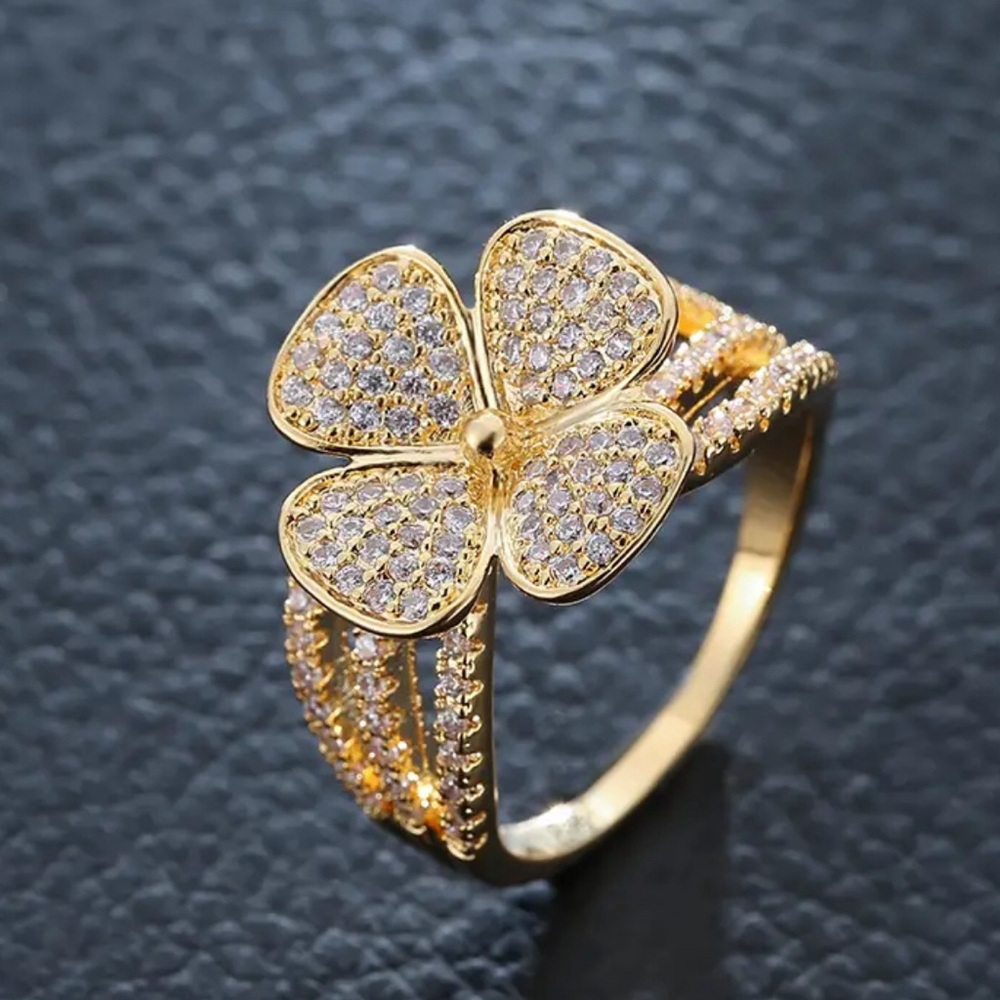 Elegant Gold Flower Ring